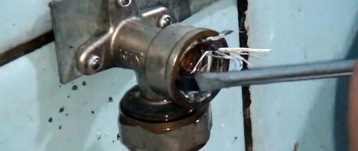 Comment dévisser un excentrique cassé sur un robinet