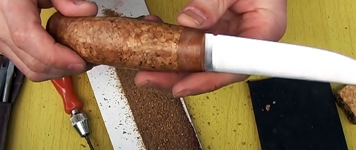 Hvordan lage et knivhåndtak av flaskekorker