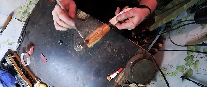 Kaip pasidaryti peilio rankenėlę iš butelių kamštelių