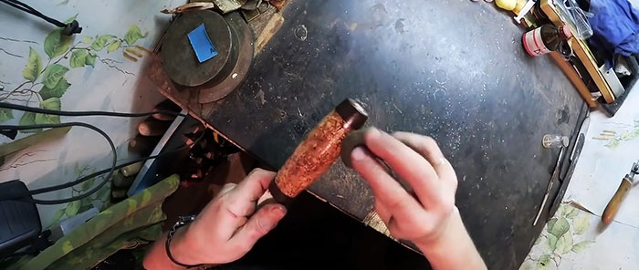 Kaip pasidaryti peilio rankenėlę iš butelių kamštelių