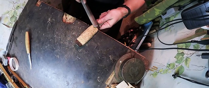 Cách làm cán dao từ nắp chai
