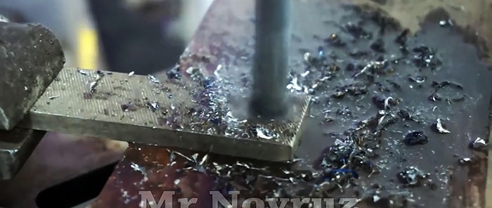 Wie man aus einer Feile eine Metallschere für den Tisch herstellt