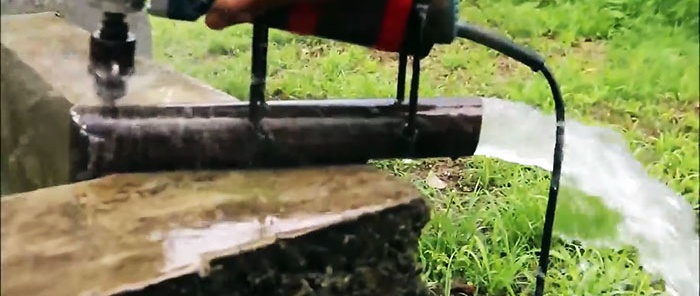 Zelfgemaakte krachtige pomp voor het verpompen van water, aangedreven door een haakse slijper
