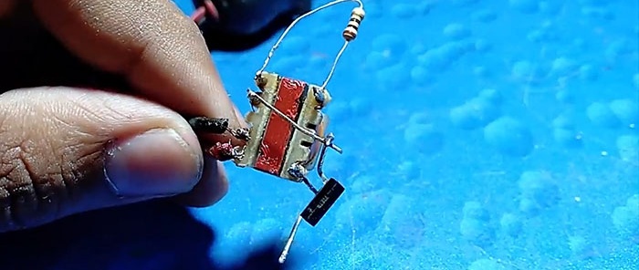 Kinalas ko ang sirang charger at nag-assemble ng 220 V step-up converter mula sa tatlo sa mga bahagi nito