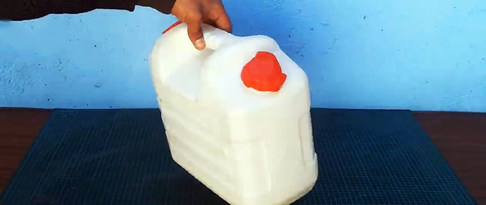 2 kapaki-pakinabang na mga produktong gawa sa bahay mula sa isang plastic canister