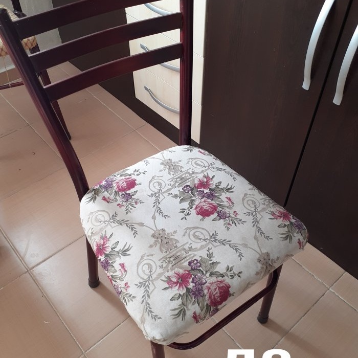 Sostituito il rivestimento di una vecchia sedia e recuperato i mobili originali
