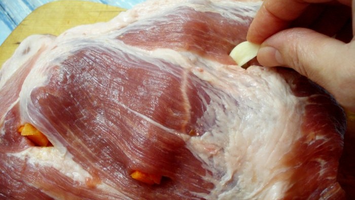 Das zarteste gekochte Schweinefleisch mit Milcheinspritzungen