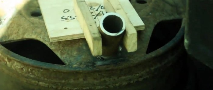 Hvordan lage en brannkasse av en gammel felg