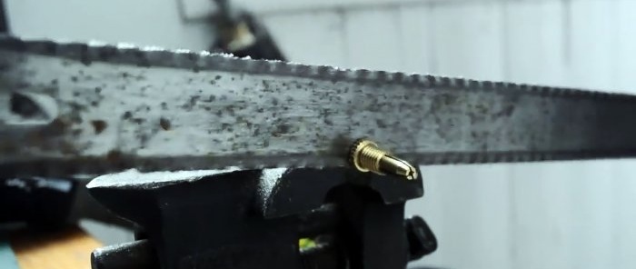 Hur man gör en handsymaskin för läder