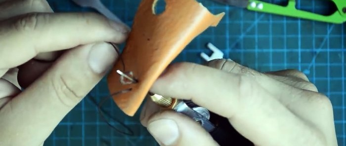 Cómo hacer una máquina de coser a mano para cuero.