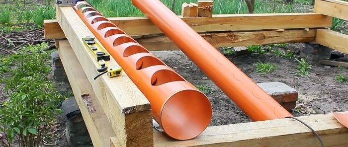Jordbærbed lavet af PVC-rør med rodvandingssystem