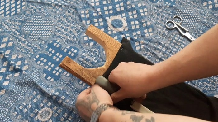Jak si vyrobit zouvák na boty bez použití rukou
