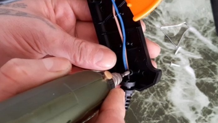 Cum să restabiliți firele rupte într-o carcasă de plastic în 5 minute