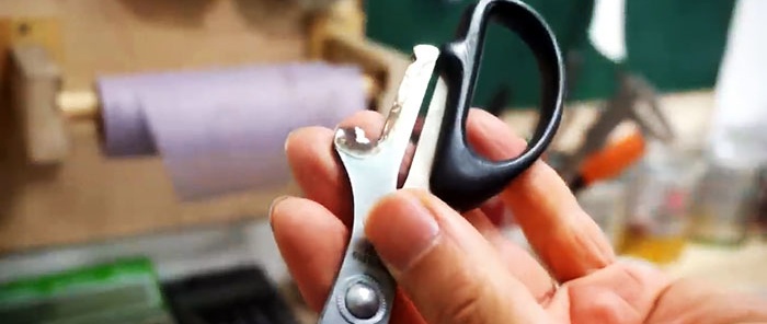 كيفية صنع سكين من مقص مكسور