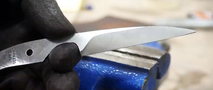 Hogyan készítsünk kést törött ollóból