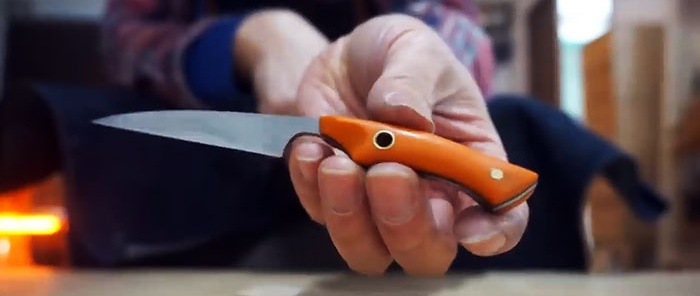 Cómo hacer un cuchillo con tijeras rotas.