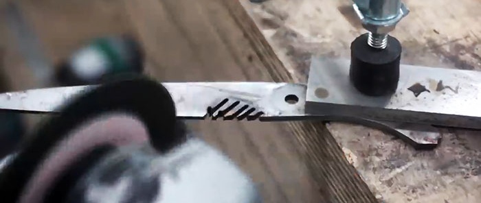 Come realizzare un coltello con forbici rotte