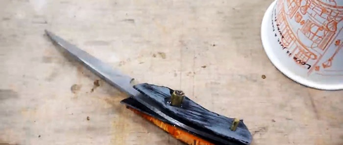 Hoe maak je een mes van een gebroken schaar