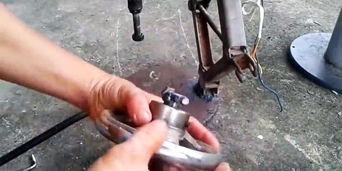 Πώς να φτιάξετε μια μηχανή διάτρησης από έναν γρύλο και έναν κινητήρα πλυντηρίου
