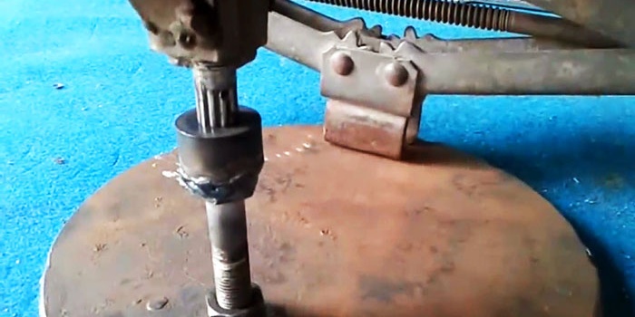Hvordan lage en boremaskin fra en jekk og en vaskemaskinmotor