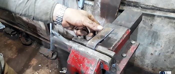 DIY-Grabenfräse aus einem Freischneider und einer kaputten Schleifmaschine