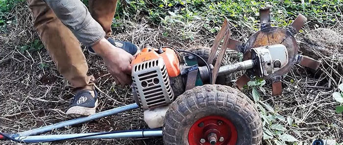 DIY-sleuvengraver gemaakt van een bosmaaier en een kapotte slijpmachine