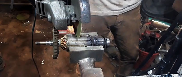DIY trencher na ginawa mula sa isang brush cutter at isang sirang gilingan