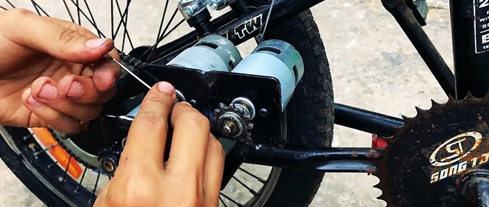 Kā izveidot elektrisko velosipēdu ar 4 mazjaudas motoriem, kas paātrinās līdz 70 km/h