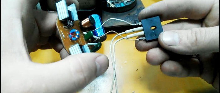 Instant soldeerbout met behulp van een lijmpistool en een spaarlamp