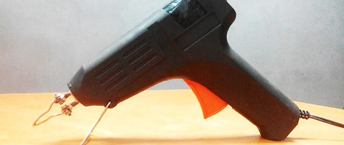 Тренутна лемилица помоћу пиштоља за лепљење и лампе која штеди енергију