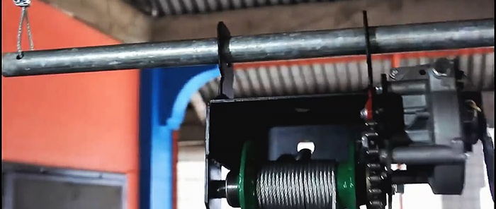 Electric winch from a car windshield wiper drive and a bicycle hub