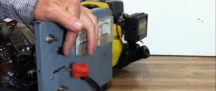 Generatore-caricabatterie dal motore del trimmer