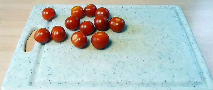 Kaip vienu judesiu supjaustyti keliolika vyšninių pomidorų