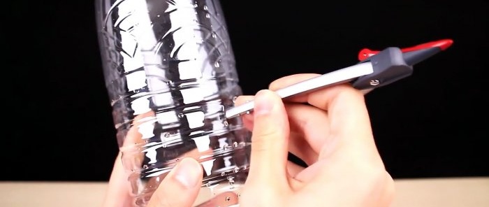 Cómo perforar una botella de vidrio con un clavo.