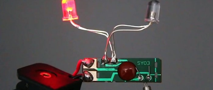 Luz estroboscópica policial casera hecha con un mecanismo de reloj de cuarzo