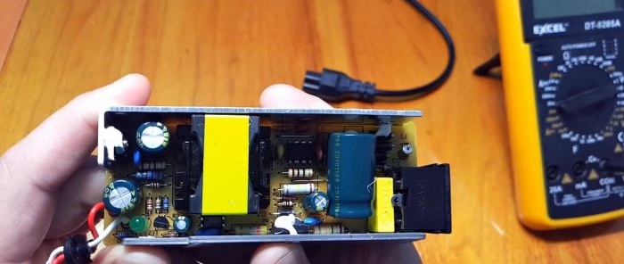 Cómo cambiar el voltaje de salida de la fuente de alimentación de una computadora portátil