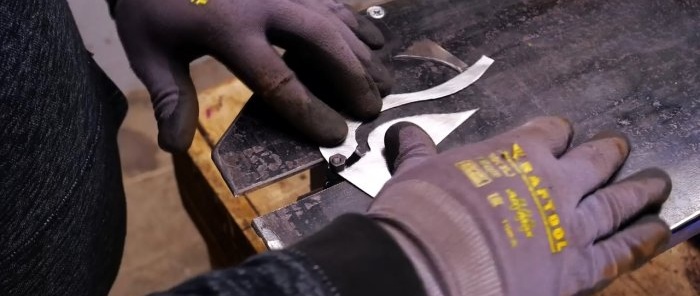 Hogyan készítsünk egy egyszerű gépet fém formázott vágásához fúróból