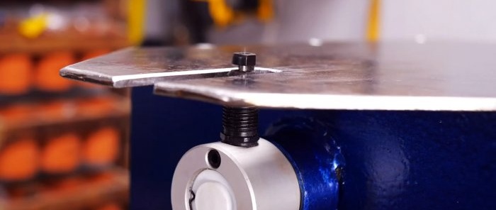Cara membuat mesin ringkas untuk memotong logam dari gerudi