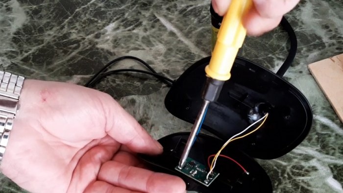 Como transferir um dispositivo de baterias para uma bateria com carregamento integrado