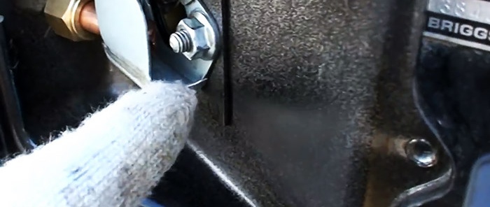 Bagaimana untuk menukar traktor berjalan di belakang petrol kepada gas