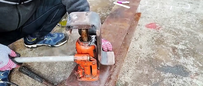 Kaip pasidaryti įtaisą konteineriams kelti ant hidraulinio domkrato