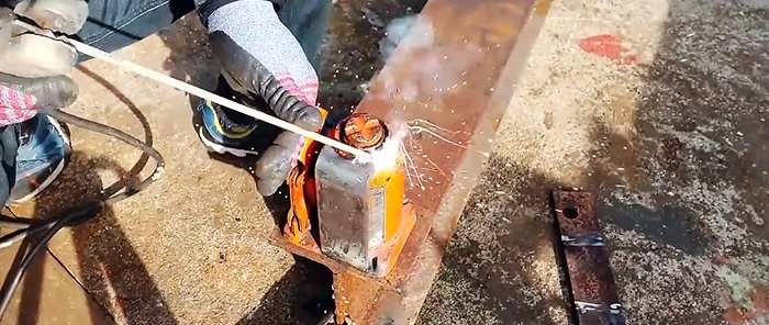How to make a device for lifting containers on a hydraulic jack