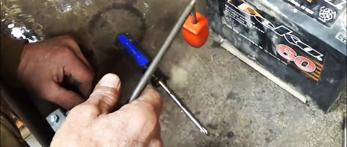 Come magnetizzare istantaneamente un cacciavite usando una batteria