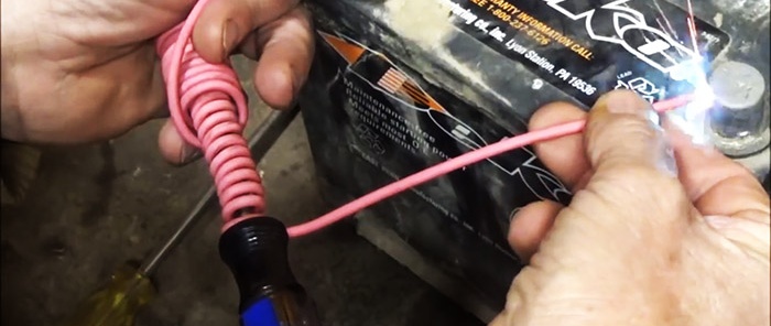 Bagaimana untuk memanetkan pemutar skru dengan serta-merta menggunakan bateri