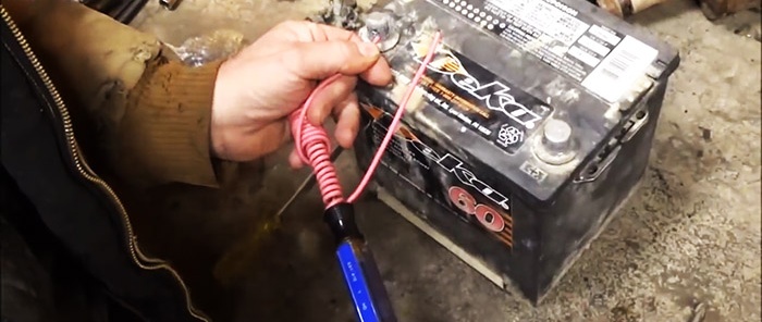 Como magnetizar instantaneamente uma chave de fenda usando uma bateria