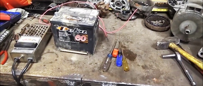 Jak okamžitě zmagnetizovat šroubovák pomocí baterie