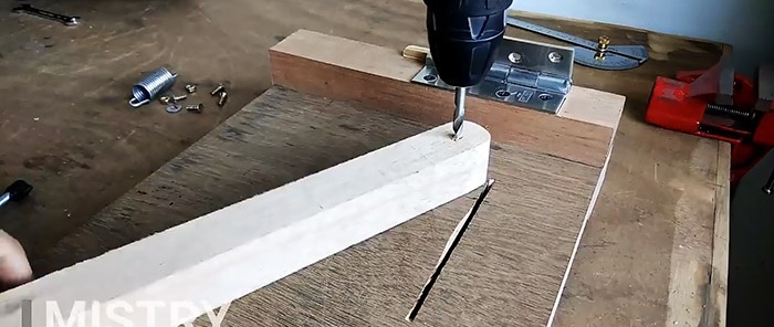 Jednostavan stalak za ručnu kružnu pilu izrađen od šarke za vrata i šperploče