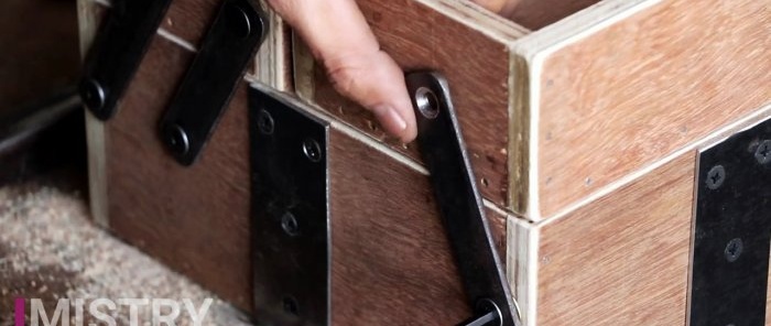 Membuat penganjur kotak alat dengan tangan anda sendiri
