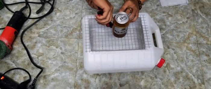 Trappola per topi realizzata con un contenitore di plastica