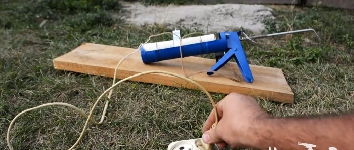 Как да направите екструдер за топене на пластмаса от пистолет за уплътнител